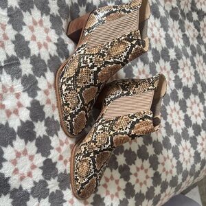 Vince Camuto Jentilliy Chelsea Snakeskin Booties NWOT